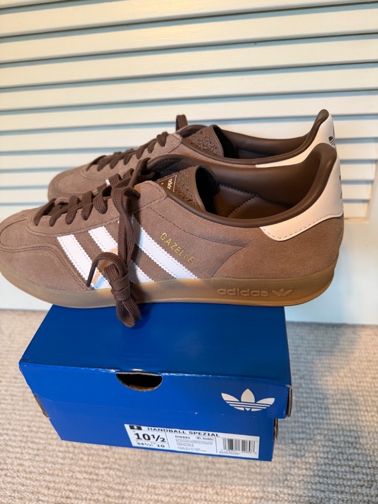 Adidas men’s (unisex) Gazelle  sneakers size 10 1/2 in Brown and White. main image 12